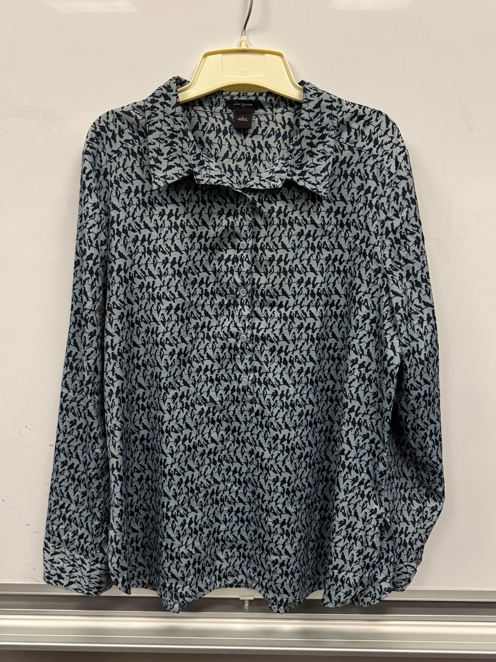Ann Taylor long sleeve button down blouse blue navy bird pattern size Large